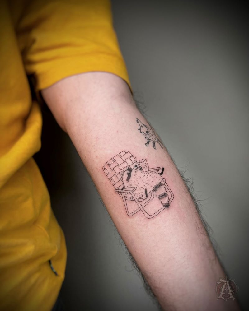 Tatuaje de casa en el antebrazo, fine line en negro y gris