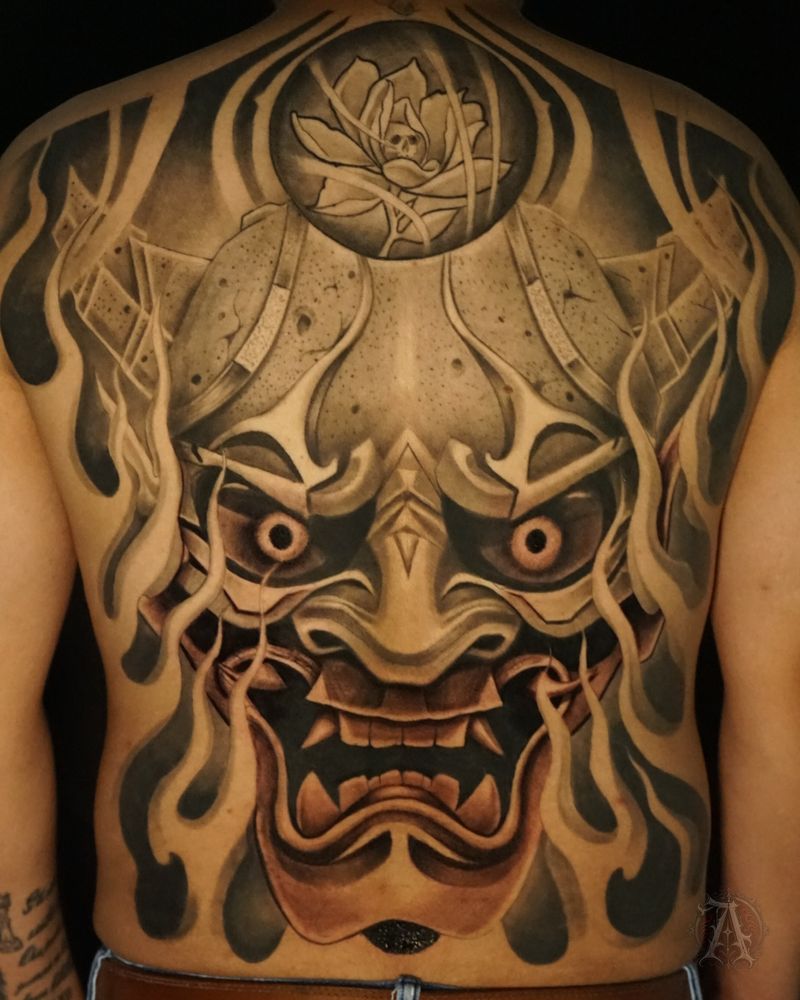 Tatuaje de máscara japonesa entre llamas en espalda completa, japonés con color